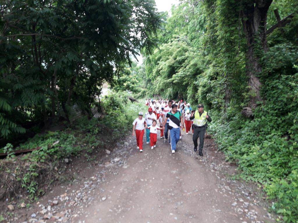 guille0123's tweet photo. @PoliciaStander @YESIDLADINO1 
Se realizó caminata ecológica con los estudiantes del colegio Santo Tomás y jardín infantil los pitufos, del corregimiento la fuente, estos con el fin de que los menores tomen conciencia por el cuidado del medio ambiente
#yocuidoelambiente
#Lafuente https://t.co/p48crmzaPy