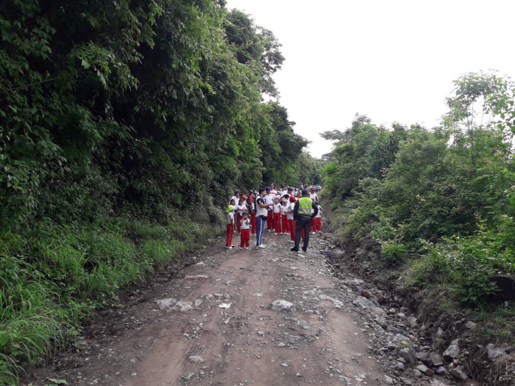guille0123's tweet photo. @PoliciaStander @YESIDLADINO1 
Se realizó caminata ecológica con los estudiantes del colegio Santo Tomás y jardín infantil los pitufos, del corregimiento la fuente, estos con el fin de que los menores tomen conciencia por el cuidado del medio ambiente
#yocuidoelambiente
#Lafuente https://t.co/p48crmzaPy