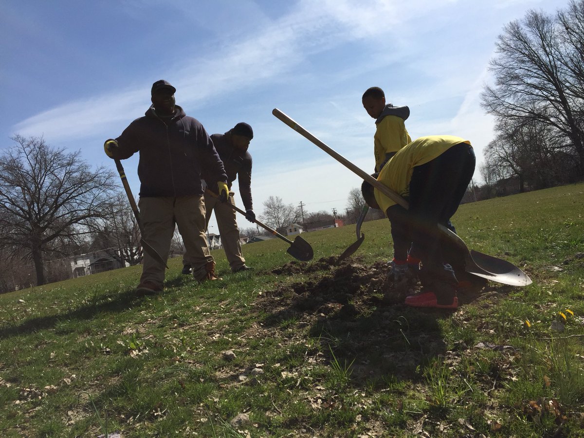 neorsd's tweet photo. #CLEtrees: No better way to spend the day than planting something for the future in Glenville. #ArborDayCLE @CLEMetroSchools @WRLConservancy #FDRAcademy https://t.co/TrJfgBPVjt