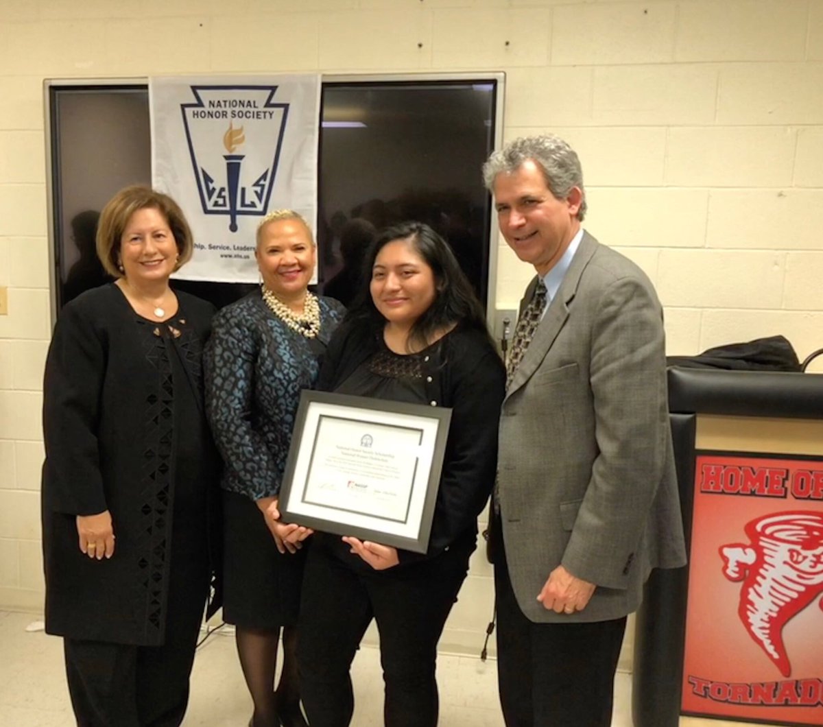 NatHonorSociety's tweet image. We are so proud to congratulate Jenny Rodriguez of Orange High School for being this year’s NHS Scholarship National winner! #collegeready #Futuready