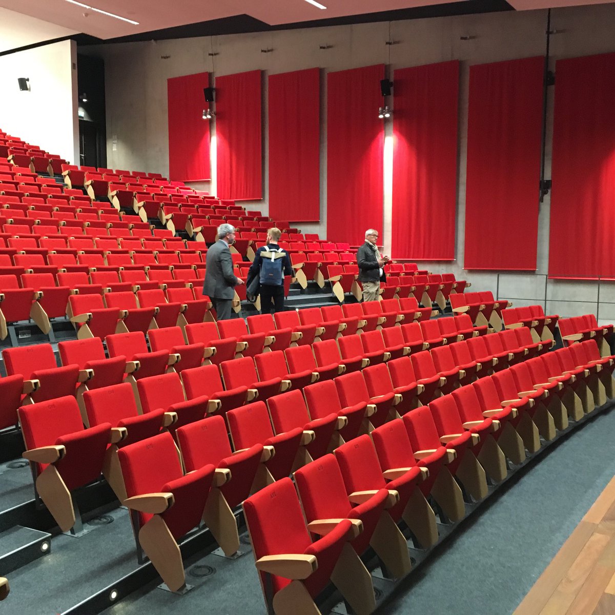 estellethiebaul's tweet photo. #Amiens visite du campus de la citadelle @upjv le plus grand amphi fait 478 places et se transforme en théâtre. https://t.co/sIEL3QbHjY