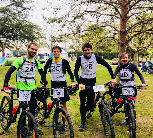 les couleurs @ATKearney portées par tous les concurrents de #RaidCS et plus haut encore par #ATKteam2018 !