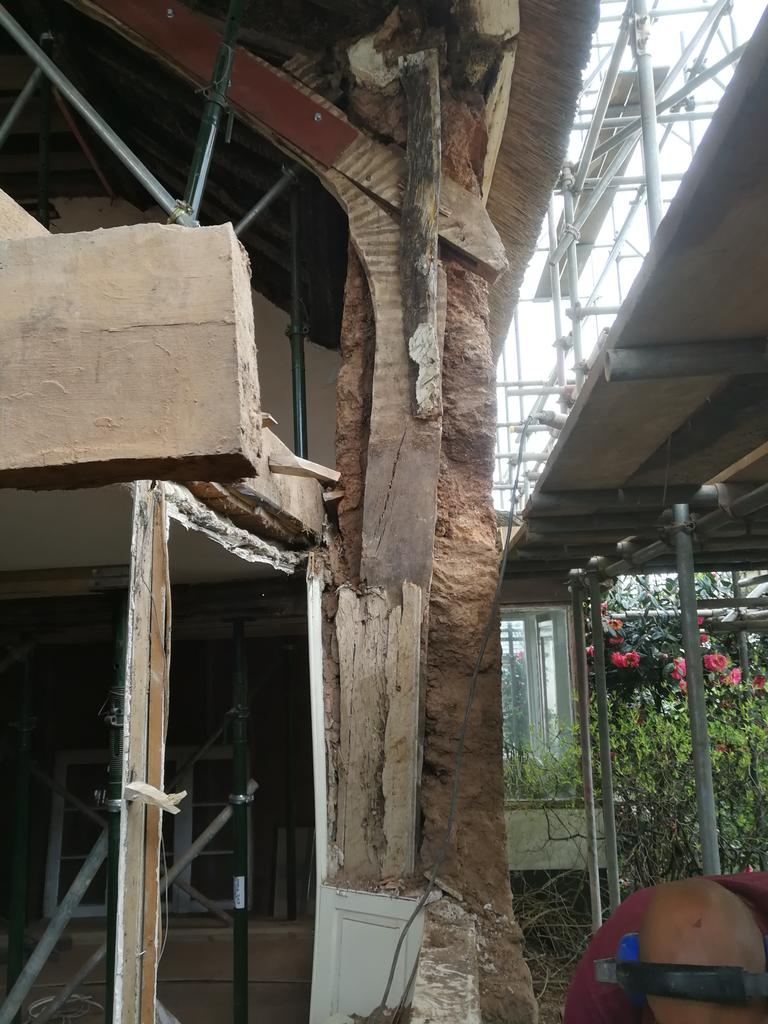 cobsolutions's tweet image. Very special day. Expected to find the cruck frame but didn&apos;t know if twas a fullen. #cob #conservation