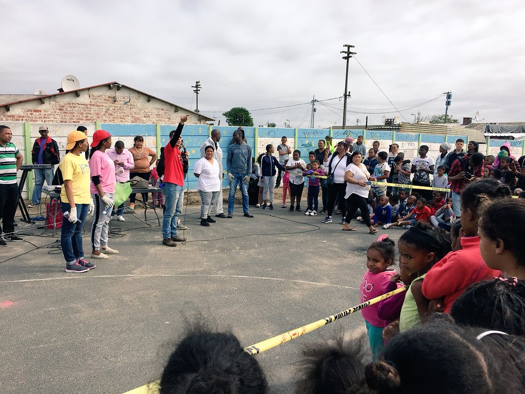 Sandicles's tweet photo. Earlier today we celebrated our #FreedomDay🇿🇦 with the community of Factreton 💛 creating a Peace Garden & the start of a Peace Mural with the
@IPYG_AFRICA @IWPG_Africa volunteers #FreedomMonth #FreedomIsPeace https://t.co/fkBrJCY0GY