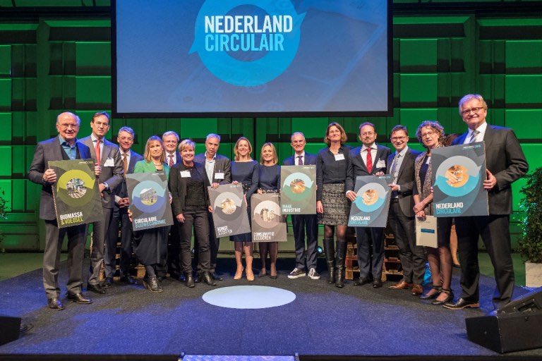 The Netherlands 🇳🇱 and France 🇫🇷 recently presented their national roadmaps towards a 100% Circular Economy. Want to know more? Read our blog bit.ly/2HziT7E  <a href="/brunepoirson/">Brune Poirson</a> <a href="/SvVeldhoven/">Stientje v Veldhoven</a> <a href="/lapperre/">Roald Lapperre</a> <a href="/MinIenW/">Ministerie van Infrastructuur en Waterstaat</a> <a href="/DavidPappie/">David Pappie</a> @MinisterieEZK <a href="/CircularHotspot/">HollandCircularHotspot</a> @AssoOree