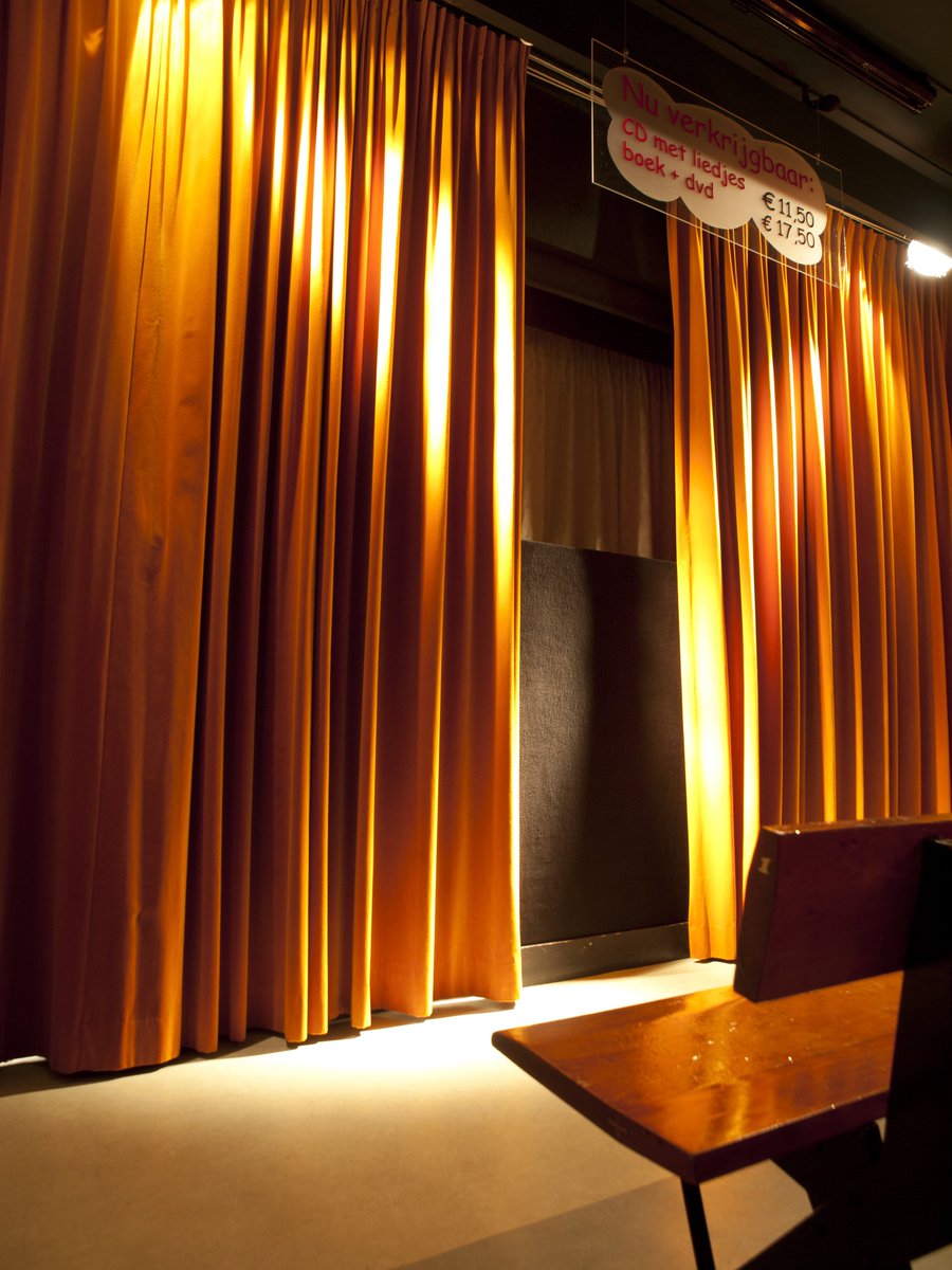 Speciaal voor vandaag: oranje voorgordijnen! Op 16 mei gaan ze weer open. Fijne meivakantie, voor wie vakantie heeft.