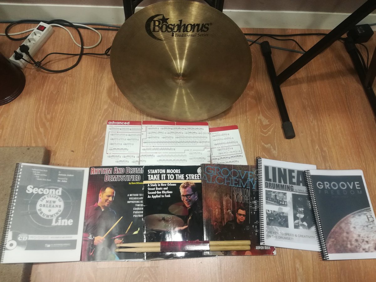uribedrum1's tweet photo. Pequeñas dosis por día, gran aprendizaje para el futuro!!
Parte de mis métodos favoritos, básicamente los que estudio ahora!!
#playdrums #drummethods #bosphoruscymbals #wincentdrumsticks #iberdrum #brokenbrothersbrassband #rawbrass #neworleansmusic https://t.co/SPMHVrLF9Y