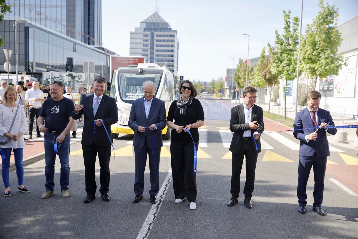 Bulc_EU's tweet image. Official opening of @AVLivingLab – test bed for autonomous driving in #Ljubljana. Autonomous driving is becoming a reality and the #EU must lead the way in safe connected mobility! Automation and decarbonisation of transport will contribute to a more inclusive society. #Ten_TDays