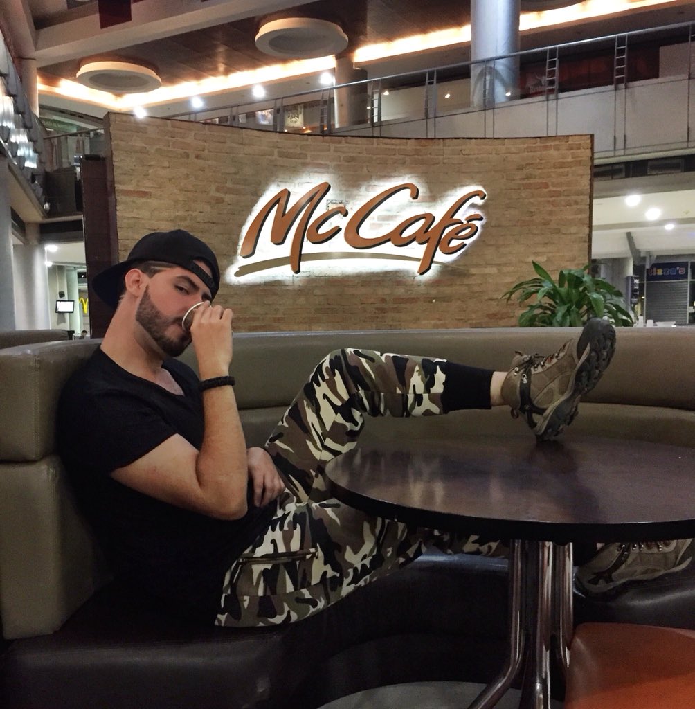 NoticiasTHV's tweet photo. #FotoCool De está manera el Divo @HamletVIP ahoga sus penas con un café ☕️ (+FOTO) @McDonalds @McDonalds_VE https://t.co/kpfbSxVVNx