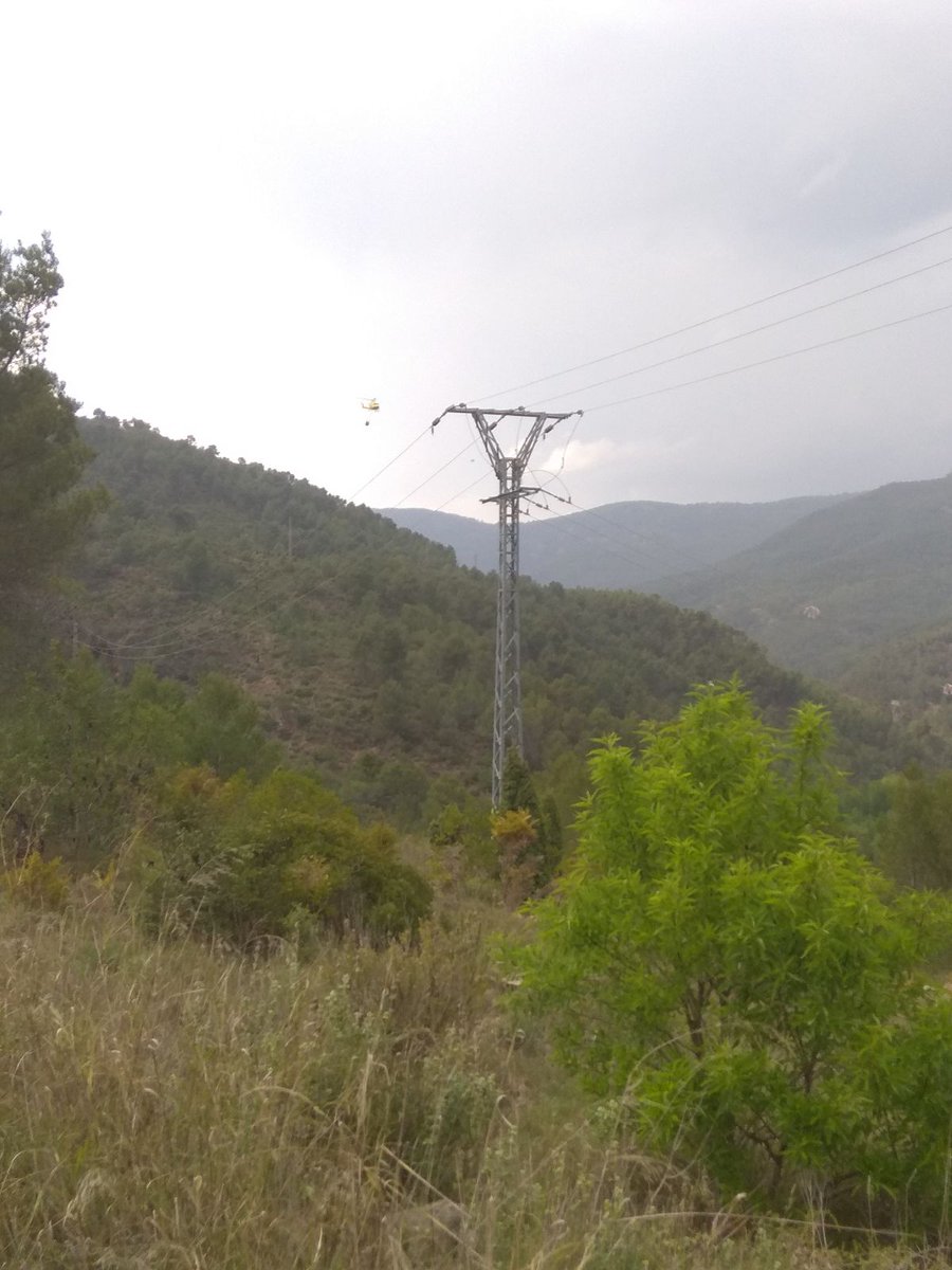 Preven_IIFF_CV's tweet photo. Helicóptero actuando en conato por rayo en Torrechiva. https://t.co/ONsaeJU6ET