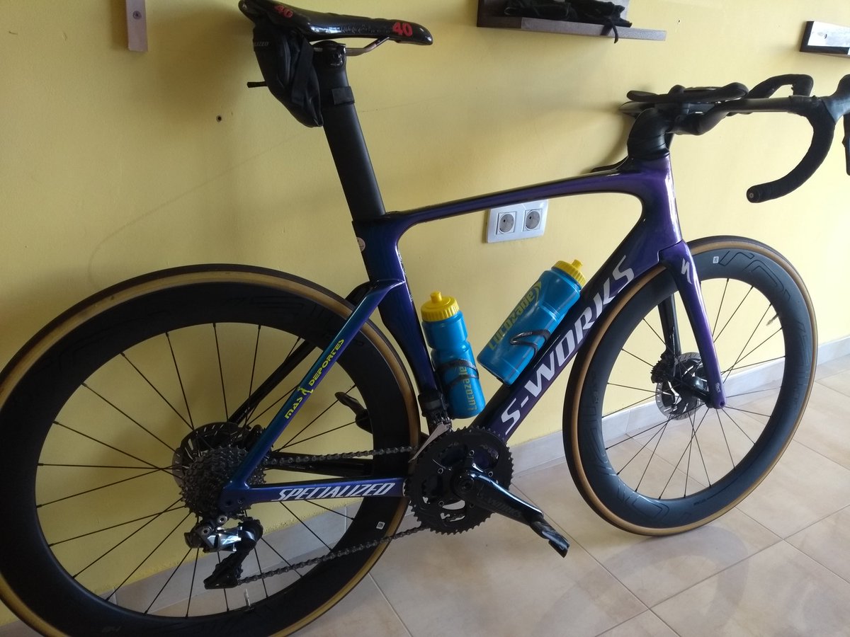 treeman8810's tweet photo. Went for a coffee and chat with @Bladerunnerandy today. Had a look at his @iamspecialized venge visa disc. 😍 Bike porn in it's purest form. #specialized #vengeviasdisc #bikeporn #magmabikes #Lanzarote https://t.co/puwor0xuyS