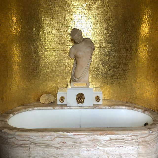 Rub a dub dub! Champagne bathing with the Courtaulds this afternoon. #elthampalace #malacrida #psyche #decofabulous #interiors #friday ift.tt/2r4CDcV