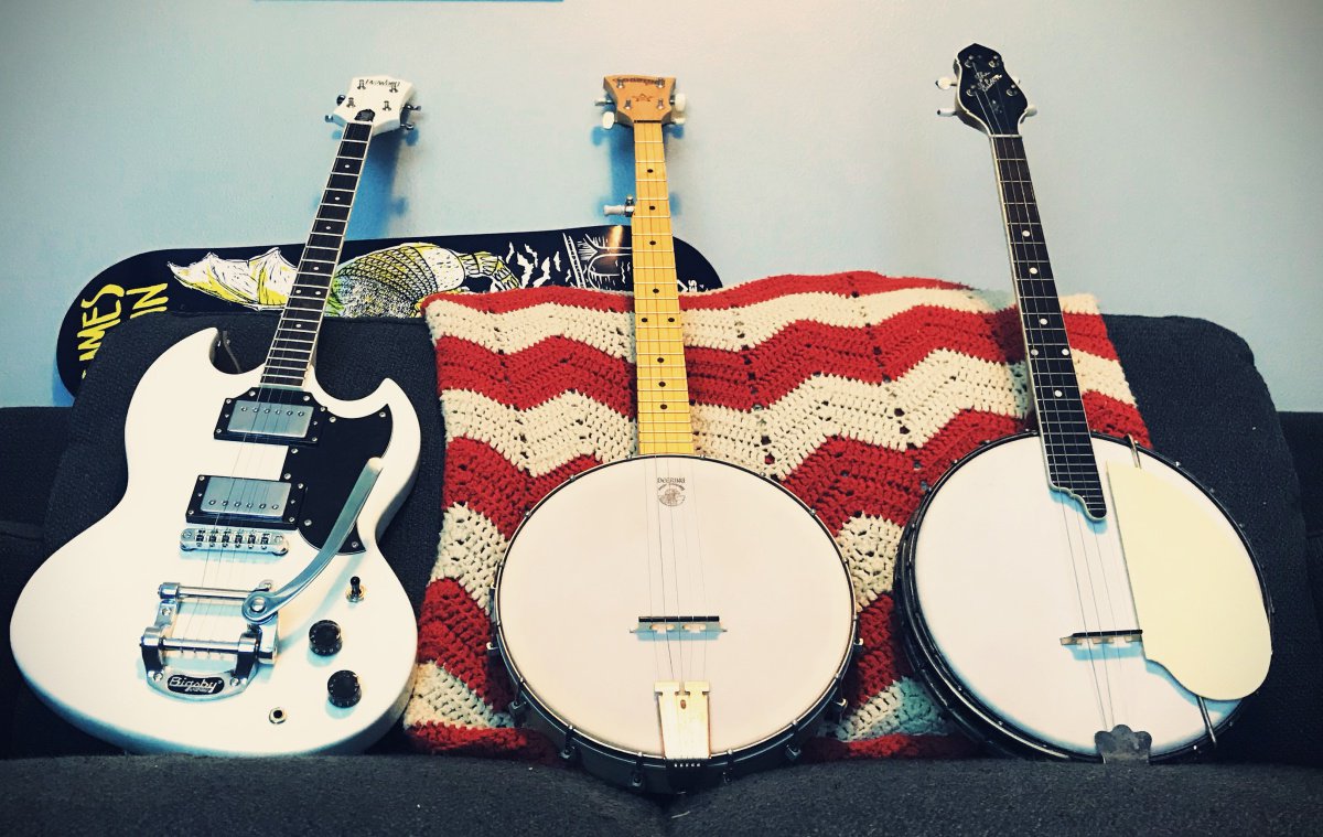 EastwoodGuitars's tweet photo. Tenor Guitar vs. banjo. What you need to know: https://t.co/GI56x7qHLY https://t.co/Od18w8VS4d