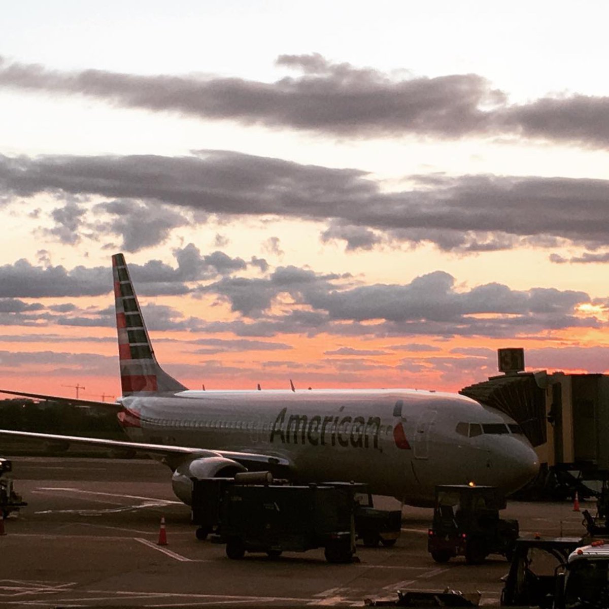 Reagan_Airport's tweet photo. Happy #flyawayfriday!! Where will you be traveling this weekend...or next? 😃 Tap the link and explore. 

🛫 https://t.co/2Uitnuc2YH

📸: @dcaflyer https://t.co/ibwSrTUo2s
