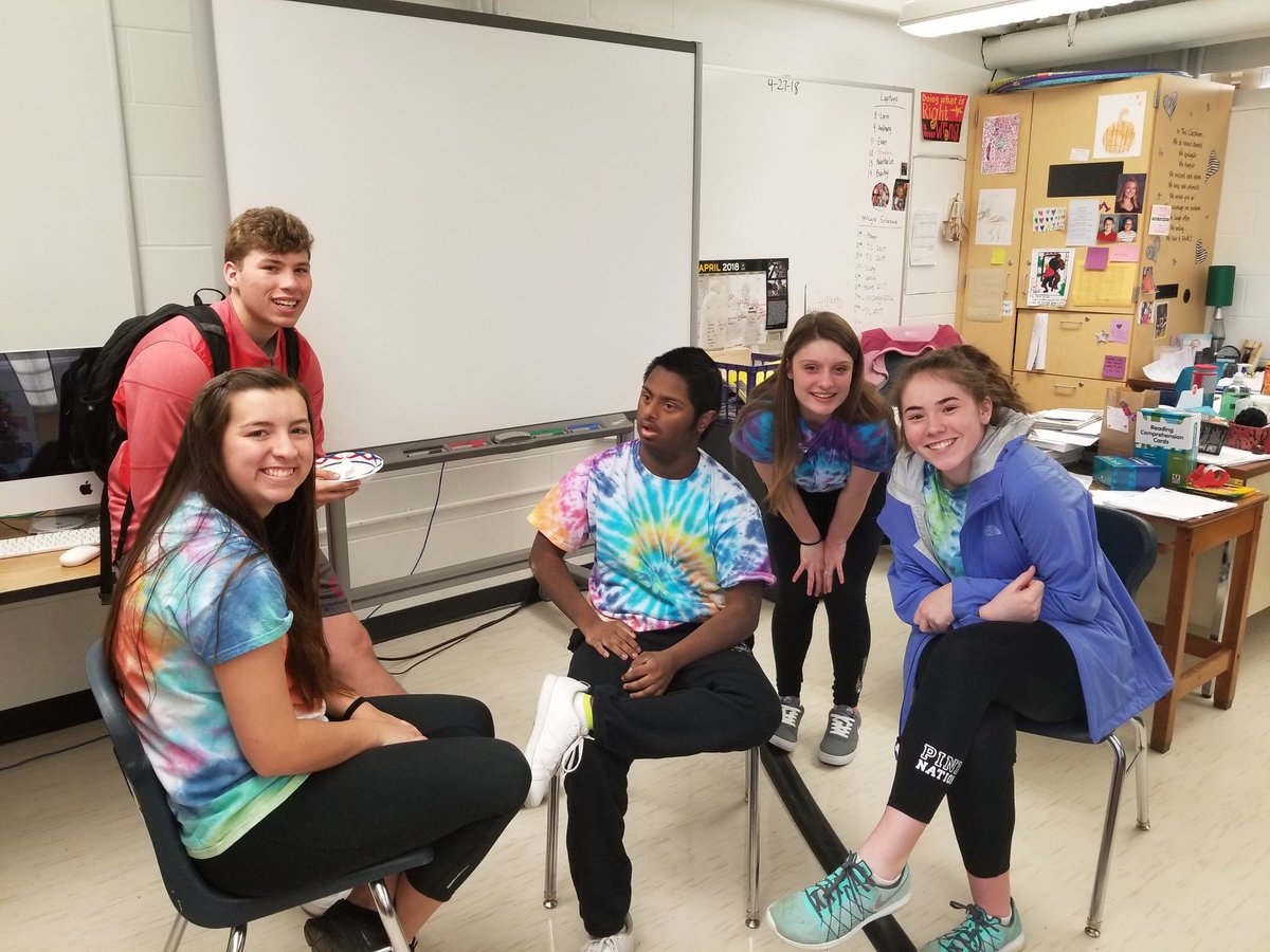 Mrs_Smock's tweet photo. Club days are the best days! @JenMccoyski @EmilyyM29 #peermentorclub #msmccoysroom https://t.co/SBvZrnEGg3