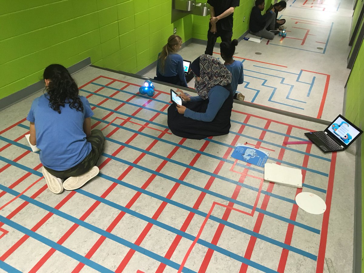 Chabelanger89's tweet photo. Journée de défis pour Dash! 10 petits défis qui développent les notions mathématiques de géométrie et de mesure! #coding #21stcenturyskills #kidslearningcode @ecole_pauljarry https://t.co/EyT9RELfxW