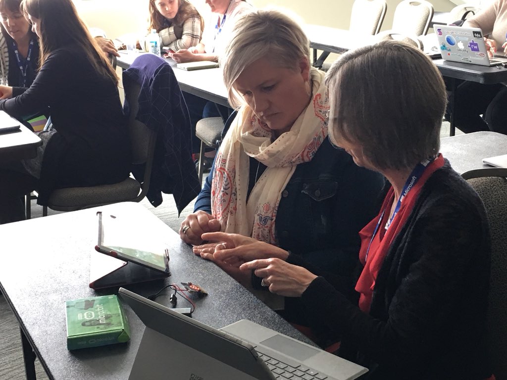 gkyfranzen's tweet image. Participants are learning how to code micro:bits - so much fun!! Great job @ryan_psmith #CanConnect2018 #CanConnectEd #TLDSBcode