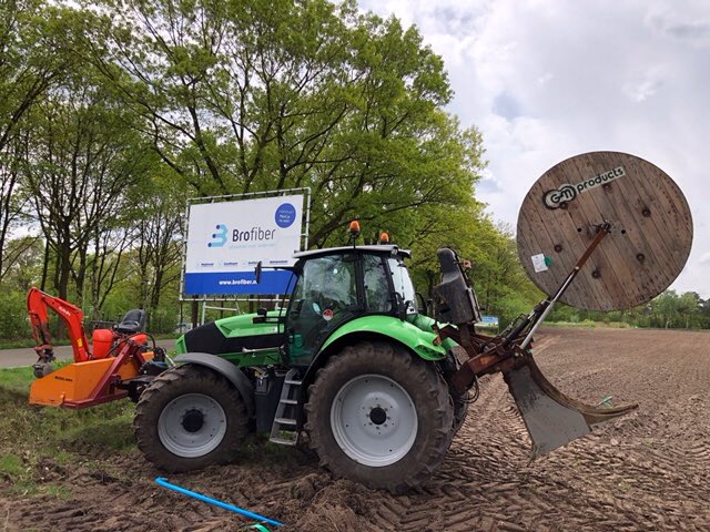 De mannen van @brofiber maken de eerste meters in het buitengebied van Eersel. Samen met <a href="/SpittersBV/">Spitters</a> realiseren zij hier een supersnelle breedbandverbinding.