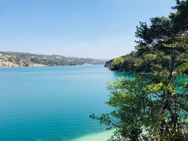 Solidaire et courageuse dans l'adversité, notre #atkteam2018 s'octroie aussi quelques secondes de répit pour profiter du magnifique lac d'Esparron (un trail de 7km tout de même) au #raidcs