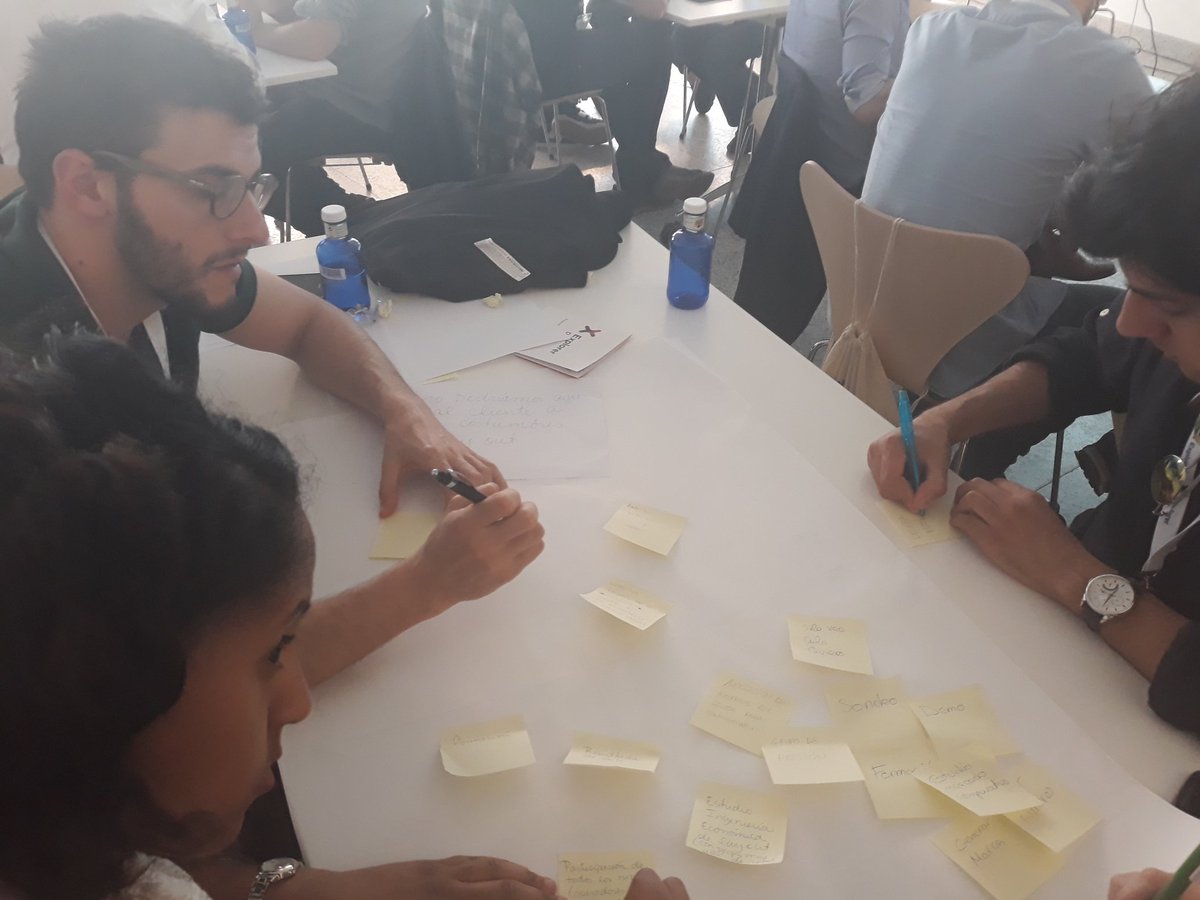 Talento_40's tweet photo. ¿Cómo podríamos...? Ideando soluciones a los retos del #hackaton @ASTITechGroup
en #ExplorerDay2018 @ASTIMRobotics https://t.co/wzIP64a6Zj
