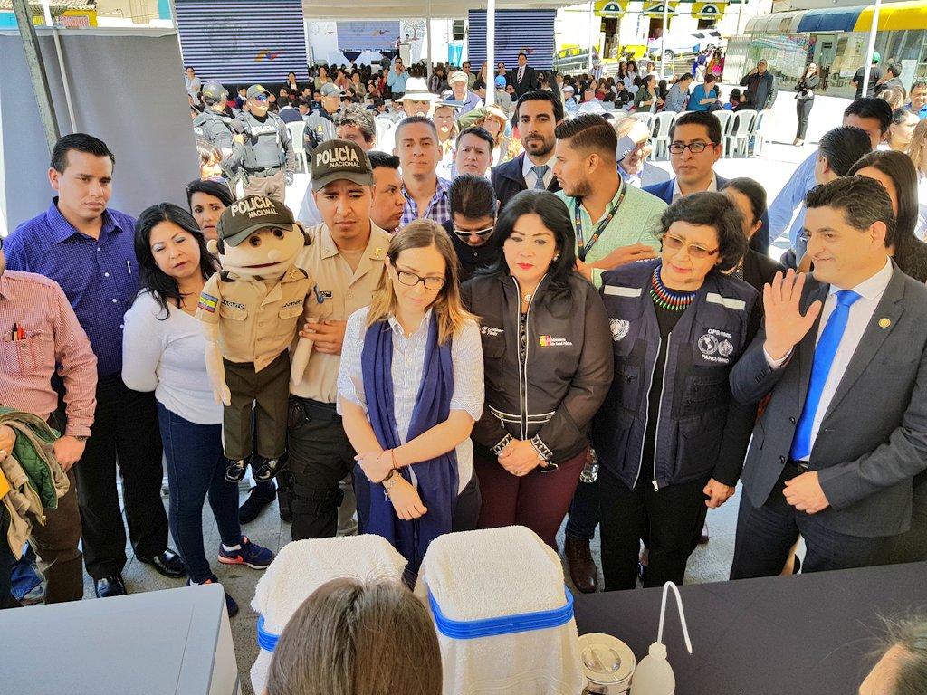 DPS_LosRios's tweet photo. 📌 Previo al evento por la Semana de la Vacunación de las Américas @MVEspinosaS de @Salud_Ec, @MarthaCedeno15 de @Salud_CZ5 y varias autoridades realizan recorrido por Feria de Salud en Plaza 15 de Mayo del cantón Guaranda. https://t.co/cDQGLxeRDO