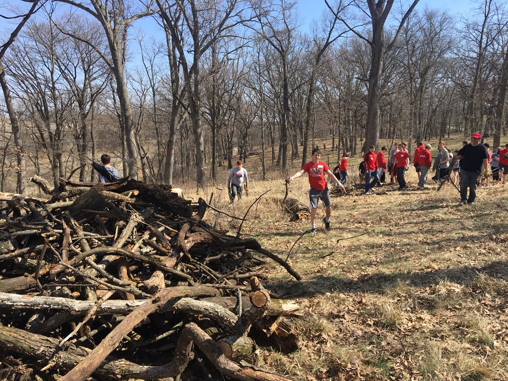 AllisonWongVid's tweet photo. .@wdbqschools students are having a district wide community service day. These high schoolers are clearing land for a frisbee golf park. #WDBobcatService @KCRG https://t.co/YbC7CvSxUj