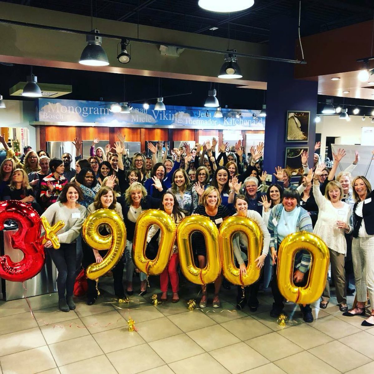 Impact100_MI_OC's tweet photo. The #OaklandCounty chapter of #Impact100 will be awarding $270,000 to local #nonprofits this fall.  Help us spread the word and encourage your favorite organizations to apply! https://t.co/cfEXIcNnQW