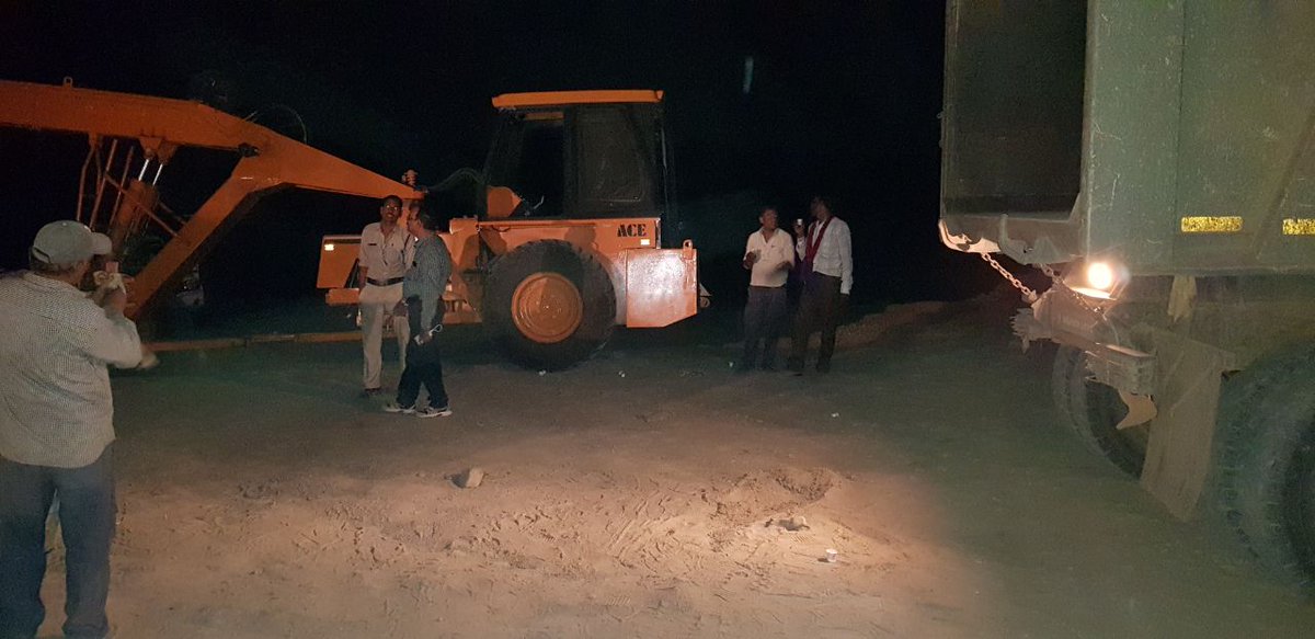 MandsaurPolice's tweet photo. कार्रवाई हो तो ऐसी हो जिलाधीश मंदसौर पुलिस अधीक्षक मंदसौर की दृढ़ इच्छाशक्ति चलते रेत खनन माफिया को शामगढ़ क्षेत्र से मुक्त करा दिया गया करोड़ों रुपए की मशीनें जप्त की गई रेत माफियाओं को नेस्तनाबूद  कर दिया गया वर्षों से लगा घुन समाप्ति की ओर है @DGP_MP @DIG_RATLAM_MP https://t.co/Pphz1bLfmk