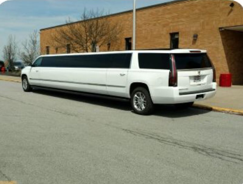 ChardonComp's tweet photo. When you get a escalade limo to go to the airport 😍✨ #Royalty https://t.co/awHN6xdjn5