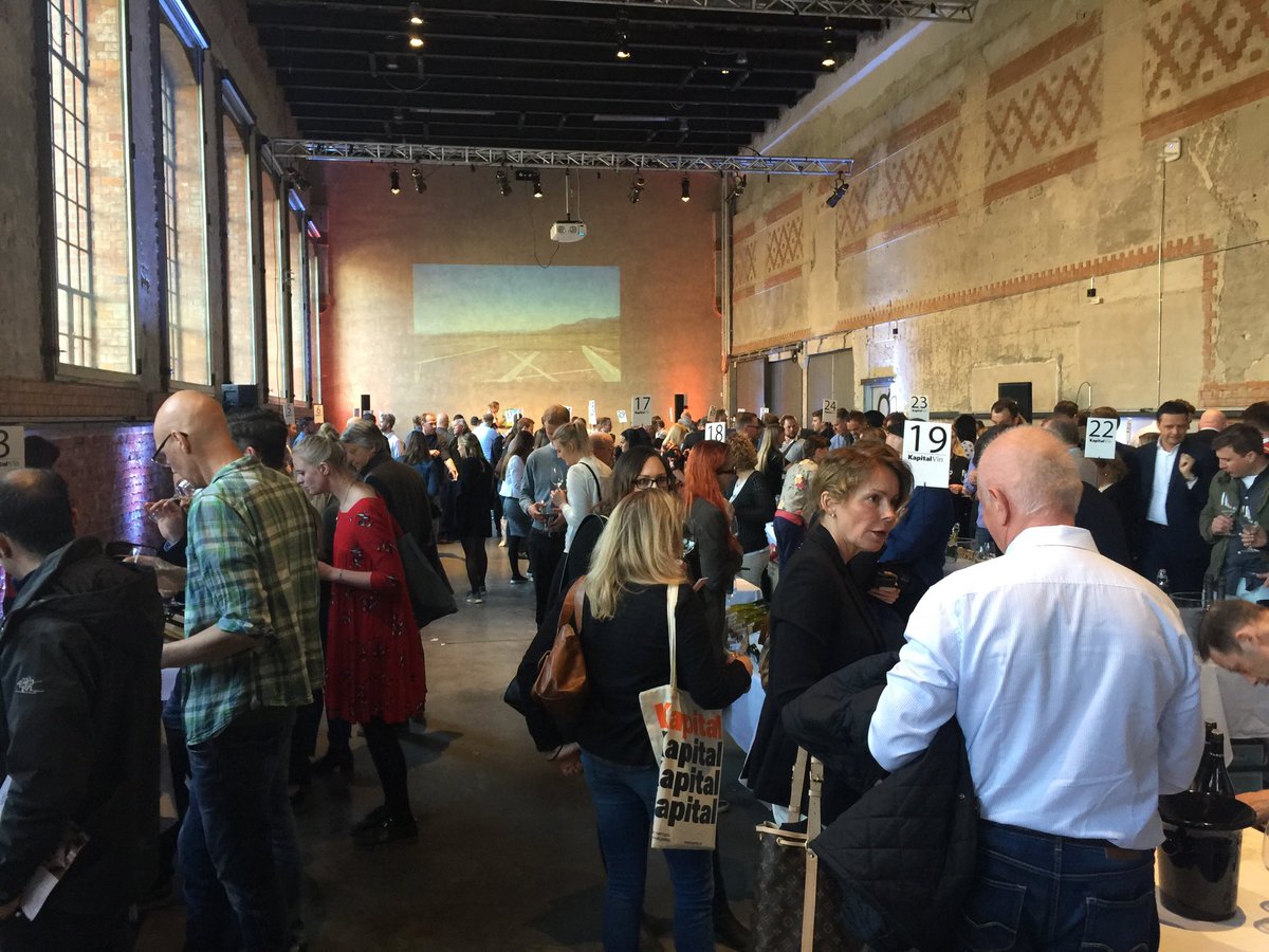 KapitalVibeke's tweet photo. Fullt hus på ToppHvitt-messen til @kapitalvin - og nå strømmer det på med nye på @doganorway #hvitvin #musserende #sommer @Kapital https://t.co/FtKoDsDU0T