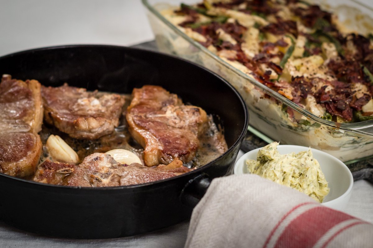 Ataborman's tweet image. Lammkotletter stekta med smör, vitlök och örter, tillsammans med en fantastiskt gratäng på potatis, rotselleri, bacon och gröna bönor. Väldigt gott, ganska lyxigt, och perfekt när man vill unna sig nåt härligt till helgen. ow.ly/tUrm30jIrF1 #recept #foodporn