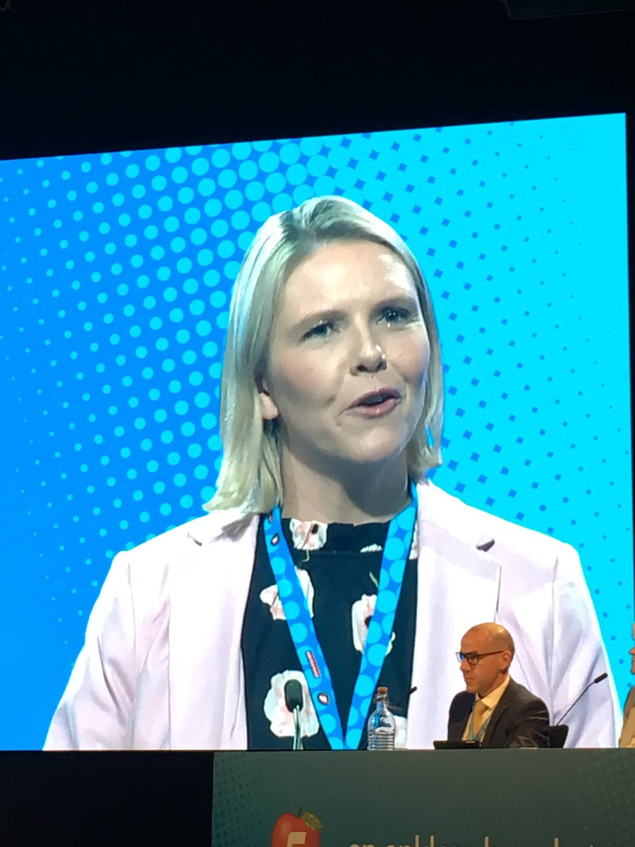 fredrikfarber's tweet photo. Stående applaus for Sylvi Listhaug. Takket mann, fylkesparti og Siv for støtten. - Nå skal jeg stille opp for dere. https://t.co/sU47LpyXN3