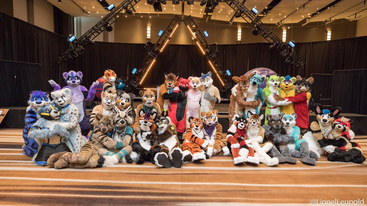 LionelLeupold's tweet photo. Have a hug for #fursuitfriday! 🐾 (https://t.co/GOB4OSE32K) https://t.co/vnhJ3dF3Wq