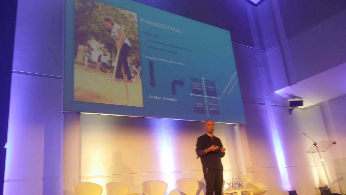 EUmccpd's tweet photo. Paulo Nogueira director del CEIP AS COVAS  de Meaño speaking about his innovative experience. #closingMCCPD https://t.co/GbUyXDbCxO