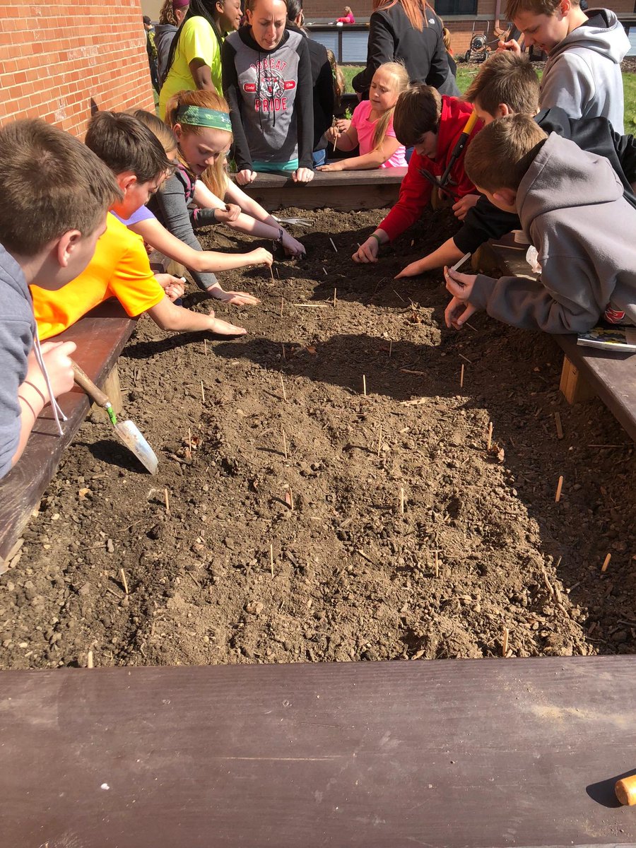 DMISTeacher's tweet photo. Farley Campus 3rd Graders and 6th Graders worked hard to plant our outdoor classroom to beautify and take ownership in our school community!  #WDBobcatservice https://t.co/L4xB12oewa