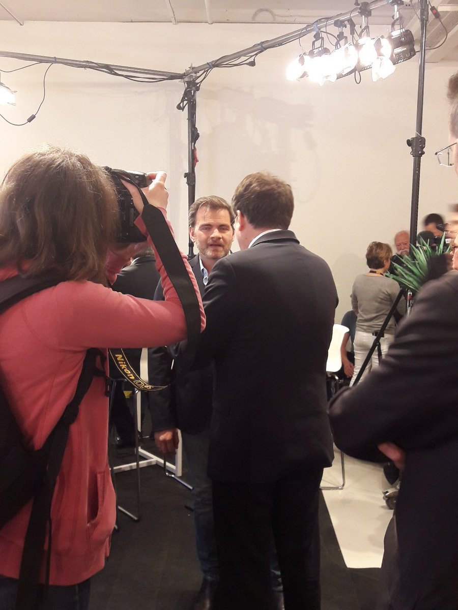 CandasBaptiste's tweet photo. Clovis Cornillac est arrivé au village presse. #SeriesMania @lpetitmardi  @FeveOuNavet https://t.co/m2cIVnlBgK