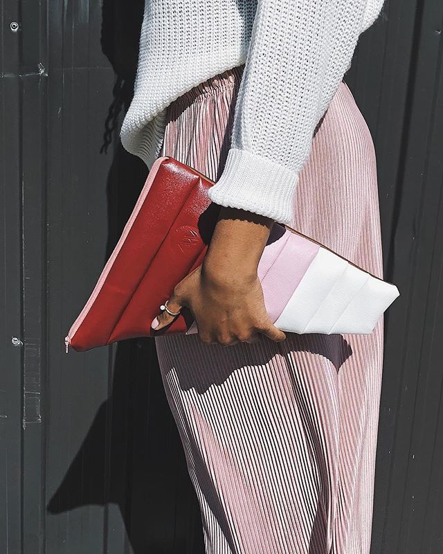 AerenWaters's tweet photo. RT @EboniCurlsBlog: Let me tell y’all about this CLUTCH 😍 fits so much and such a gorgeous shape!!! Check out all the other fly pieces by @aerenwaters ✨ #HowToStyleAW https://t.co/ro07mBcJfl https://t.co/0gdDAIuIT7