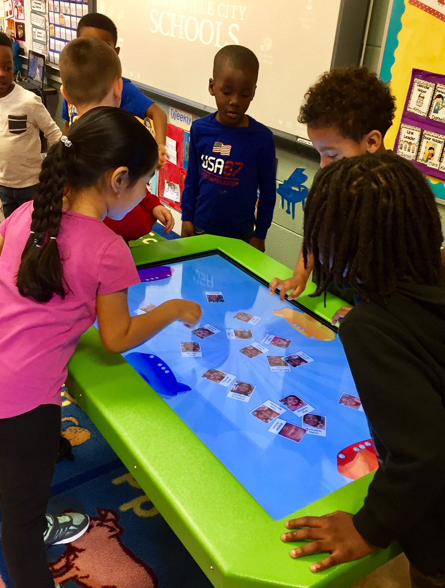 HCS_Readiness's tweet photo. HCS Pre-K students participating in a reading activity with the Alabama Regional President of PNC Bank. PNC Bank partners with HCS School Readiness Department to provide volunteers and alternate activities to engage students. @PNCBank @AAMU_RIC https://t.co/2fEYbeX45M