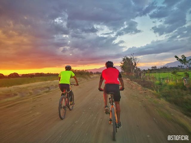 STIoficial's tweet photo. Las tardes de San Juan de la Maguana te invitan a visitar y disfrutar de un lugar mágico 🤗😍 Nuestro Valle para ti 🤙🤙 _
_
_
#TeamColmena #Ciclismo #Cycling #Ciclista #Ciclismo #Bike #PuraVida #SanJuan #SanJuanDeLaMaguana #mtb #ayitimtb #republicadomin… https://t.co/IrRRhFoNry https://t.co/VPfNaJ03Az