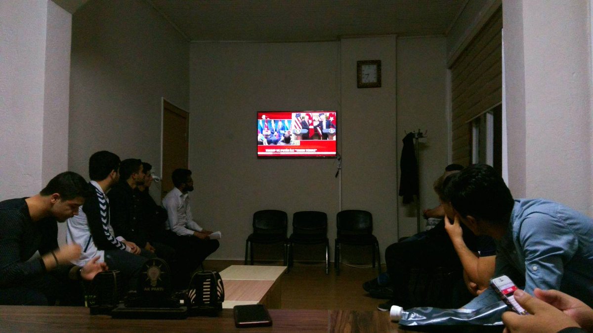 SimavUniak's tweet photo. Haftalık Olağan Toplantımızı Üniversiteler Başkanımız Ceyhun Şen Başkanlığında Gerçekleştirdik. Toplantımızda " Üniak Topluluğu Üniversiteler Başkanlığı Gençlik Bilgilendirme Sunumu '' Yapıldı. Liderimizin Yükünü Azaltmak için 24 Haziran Seçimlerine Hazırız Allahın İzniyle.. https://t.co/jik6FgIfrv