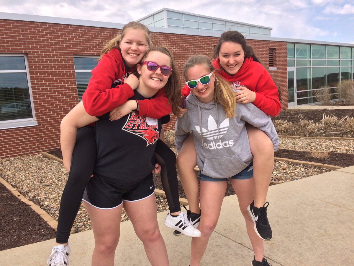 elliehandke's tweet photo. the kids at dyersville elementary sure knew how to put smiles on our faces! #wdbobcatservice https://t.co/Ti8nmqWyko