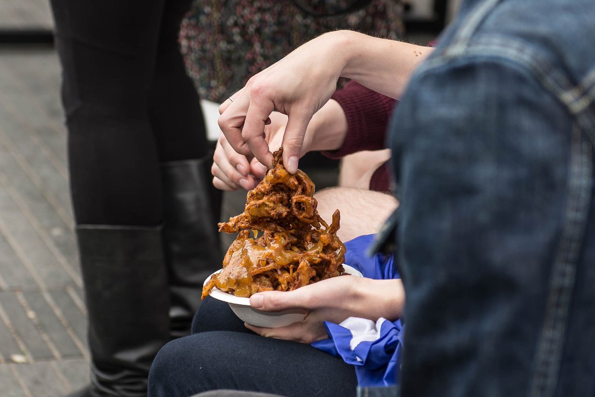 KERB_'s tweet image. Lamb jalfrezi bhangra burgers, cardamom ice cream sandwiches, curry dunk samosa smashes and pakora-battered halloumi? 

Our 29 trader #KERBdoesAlchemy returns to Southbank NEXT THURSDAY and we're giving you the chance to eat it all for free.

Enter 👉 wshe.es/IZEQD6Mw