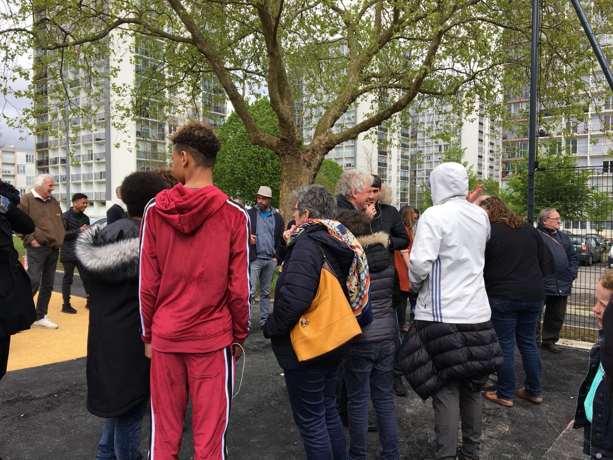 PS_Bmet's tweet photo. Inauguration de l'aire multisport à #Keredern suite au processus participatif avec tous les acteurs du quartier! L'aire dispose d’une structure qui peut accueillir différents sports (basketball, football, handball) et un espace dédié au fitness et à la musculation 💪🏀⚽️#Brest https://t.co/Ym8ftLGPJ9