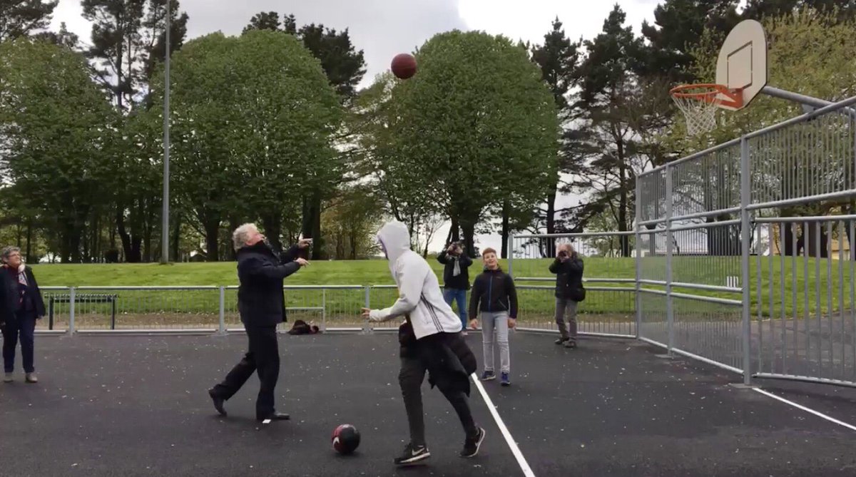 PS_Bmet's tweet photo. Inauguration de l'aire multisport à #Keredern suite au processus participatif avec tous les acteurs du quartier! L'aire dispose d’une structure qui peut accueillir différents sports (basketball, football, handball) et un espace dédié au fitness et à la musculation 💪🏀⚽️#Brest https://t.co/Ym8ftLGPJ9