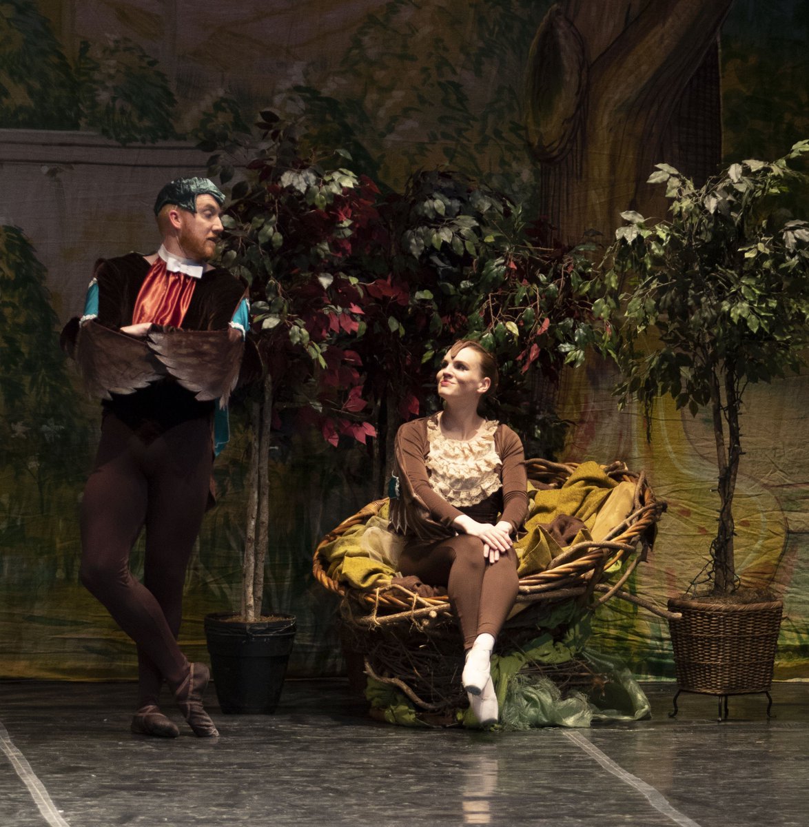 DancePrism's tweet image. Mr. &amp;amp; Mrs. Mallard have found the perfect spot to raise their young ducklings. #DPDucklings #1ShowLeft [Photo by Warren Bailey] @MHTucker