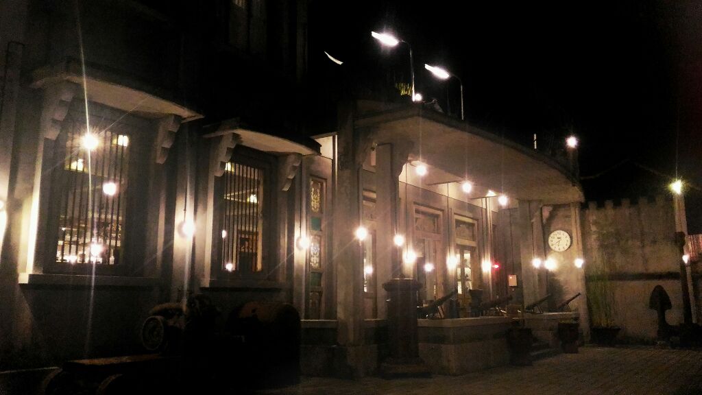 IndraPurnomo's tweet photo. @minarets_coffee #coffeeshop it's like in 18th century. #oldfashion #classic #classicbuilding #polokarto #centraljava #indonesia #southeastasia #architecture #18thcenturyarchitecture #hdr #classicarchitecture #photograph #coffeelover #traveler #travel #traveldiary #travellife https://t.co/Qb0VCWzdoT