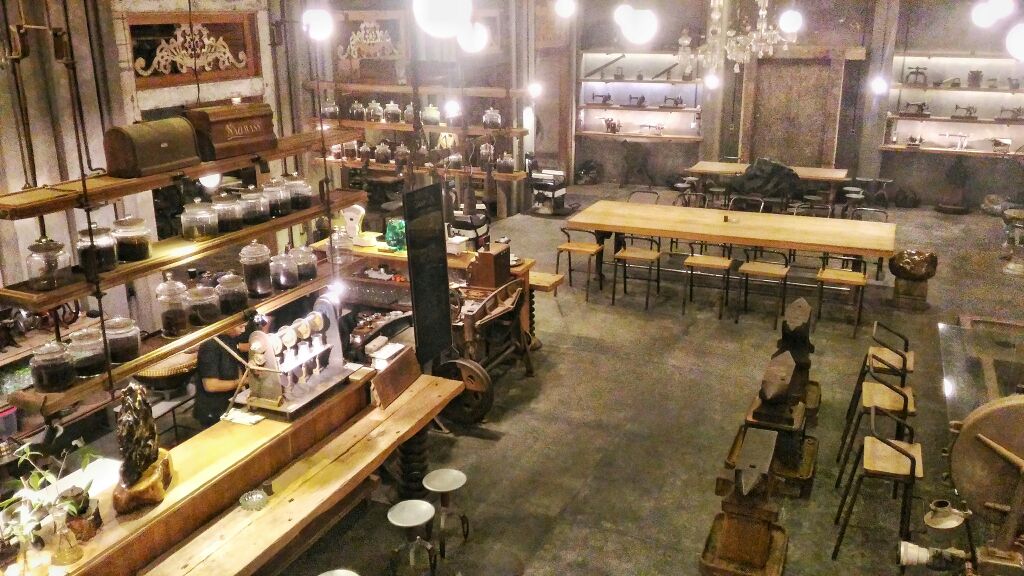 IndraPurnomo's tweet photo. @minarets_coffee #coffeeshop it's like in 18th century. #oldfashion #classic #classicbuilding #polokarto #centraljava #indonesia #southeastasia #architecture #18thcenturyarchitecture #hdr #classicarchitecture #photograph #coffeelover #traveler #travel #traveldiary #travellife https://t.co/Qb0VCWzdoT