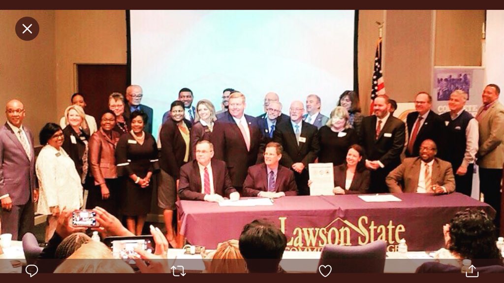 Sarah_Ancel's tweet photo. I am notorious for unintentionally stealing pens. This one, however, I’m very intentionally keeping as a keepsake of the signing ceremony that brings Alabama into the @CompleteCollege Alliance. Big day for all of us! #CompleteCollegeAL https://t.co/NjqeKoRhtN
