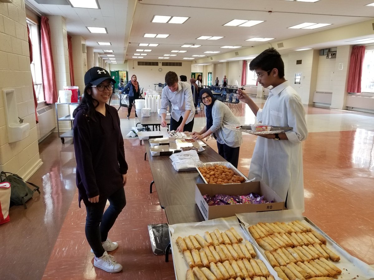 tdsb_Rob's tweet image. What a feast! Greenwood and Danforth students and staff work together to feed the school foods from around the world- fantastic!  @TDSB_Greenwood @Danforth_CTI