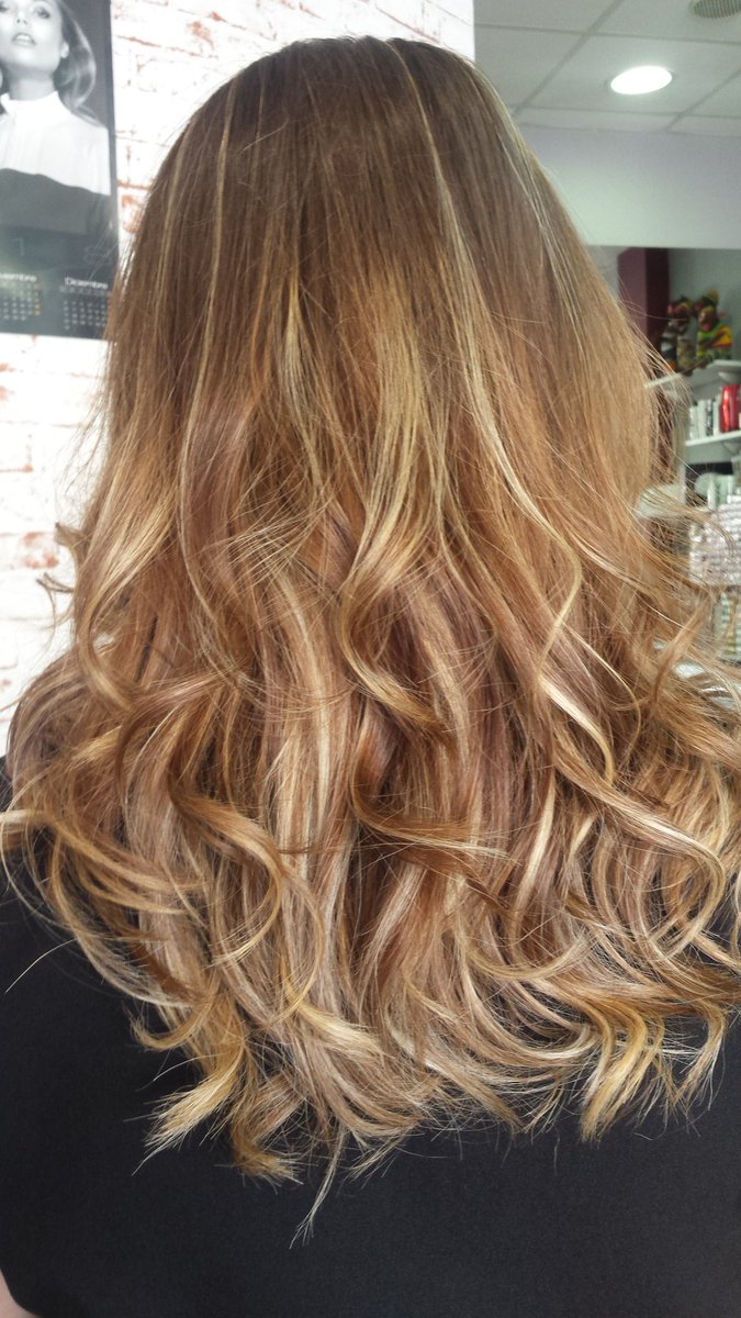 cencypeluqueros's tweet photo. Más balayage en #cencypeluqueros #Salamanca pide tu cita whatsapp 685921530 en la misma entrada a la estación de autobuses https://t.co/YsDKGQ6xMe